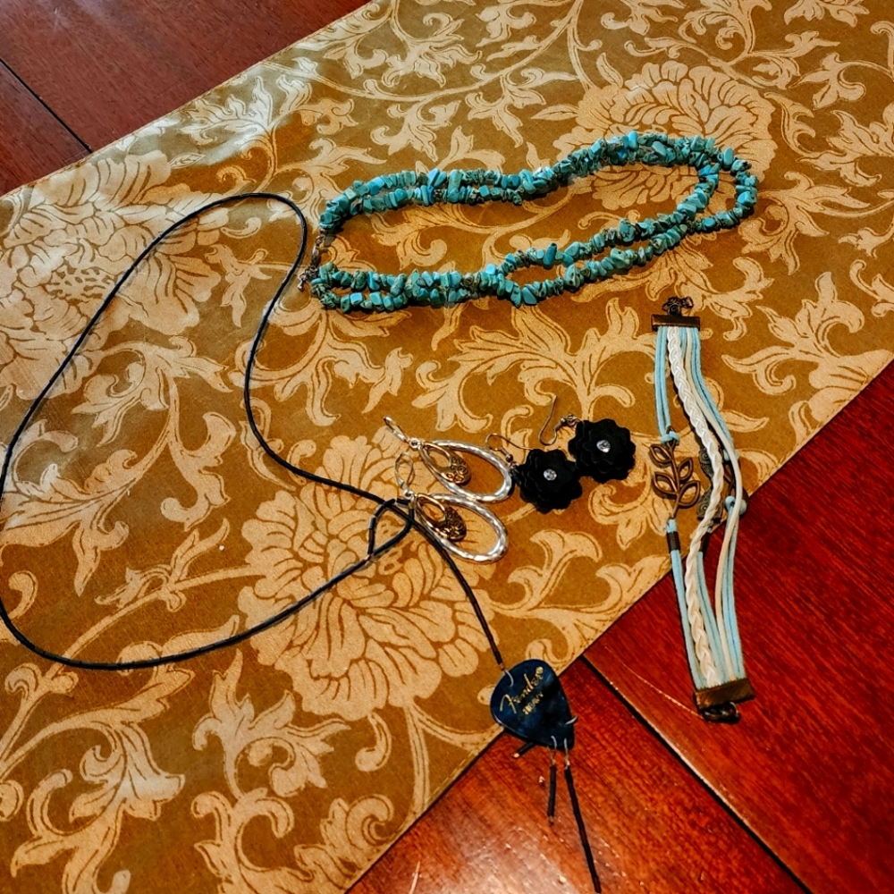 Mixed lot of jewelry